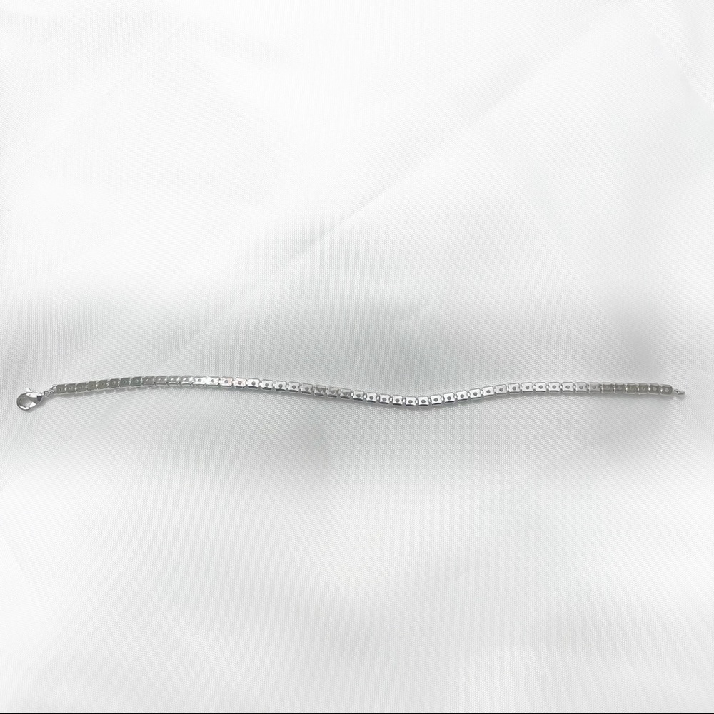 MACY’S Tennis Bracelet in Fine Silver Plate - Picture 6 of 11